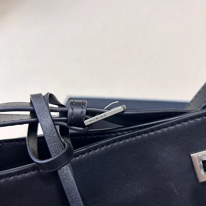 BEL AIR SCHULTERTASCHE MITTELGROß FÜR SIE IN SCHWARZ – BALENCIAGA