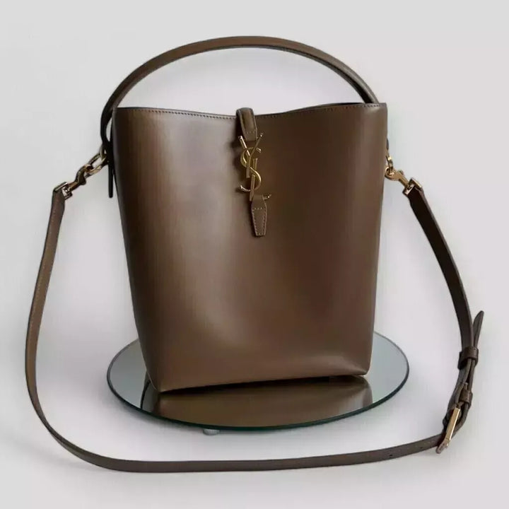 YVES SAINT LAURENT – LE 37 TASCHE AUS GLÄNZENDEM LEDER